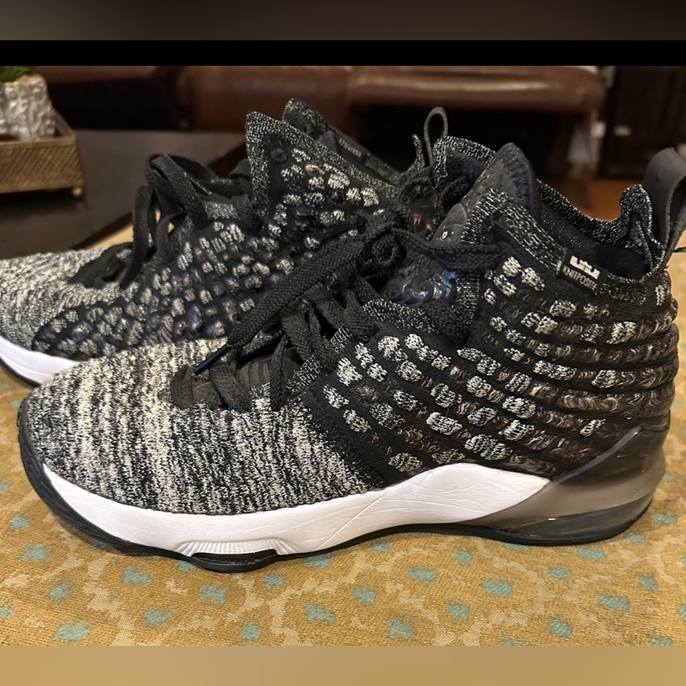 Boys 6.5 Nike Lebron 17‎
